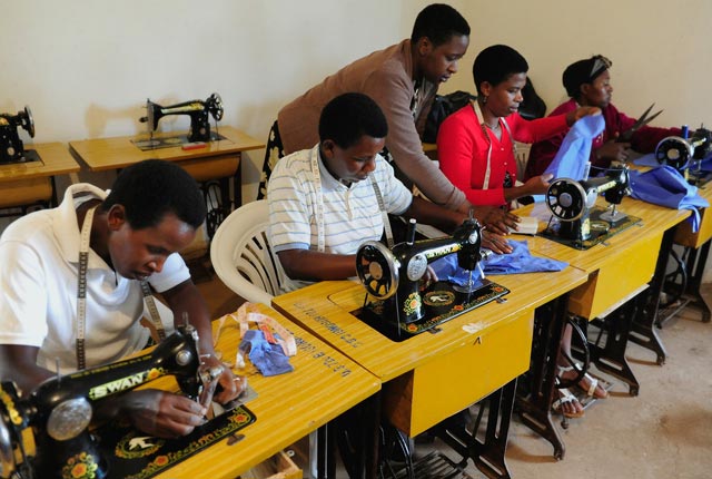 Curso de corte y confección en Uganda